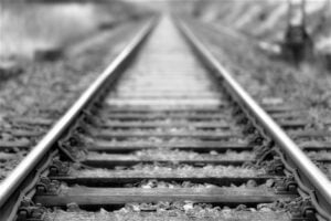 Junaraide, joka jakuu pitkälle eteenpäin