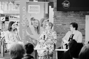 Ihmiset keskustelemassa mikrofonit kädessä.