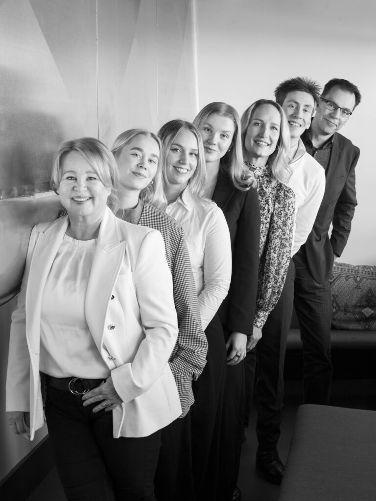 Ahjon työntekijät jonossa.