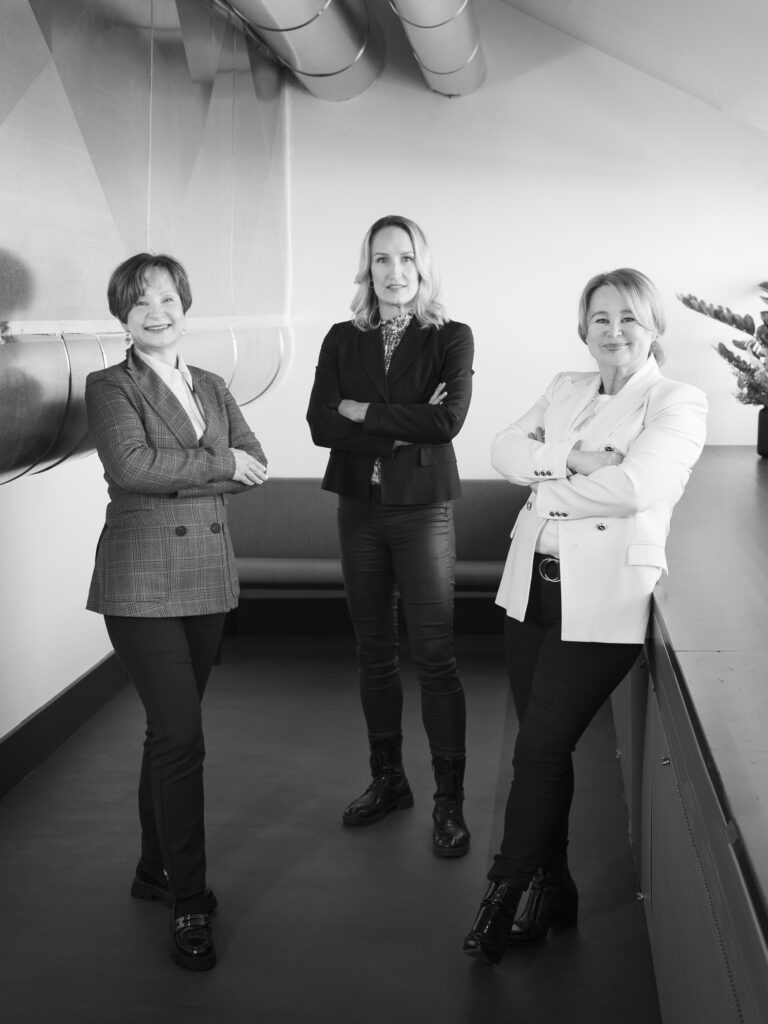 Ahjon työntekijät rivissä.