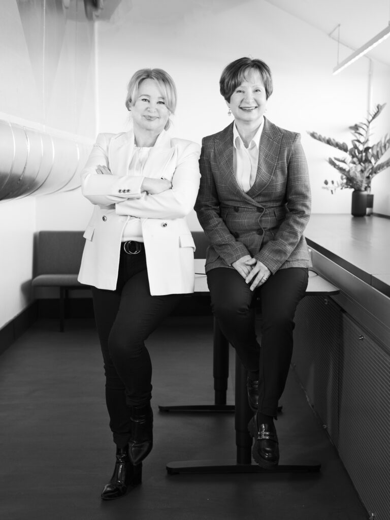 Kuvassa kaksi Ahjon työntekijää.