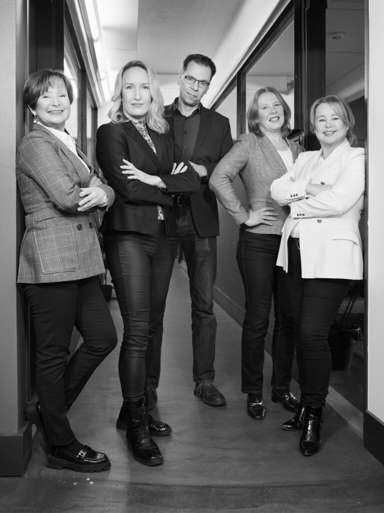 Kuvassa neljä työntekijää vierekkäin.