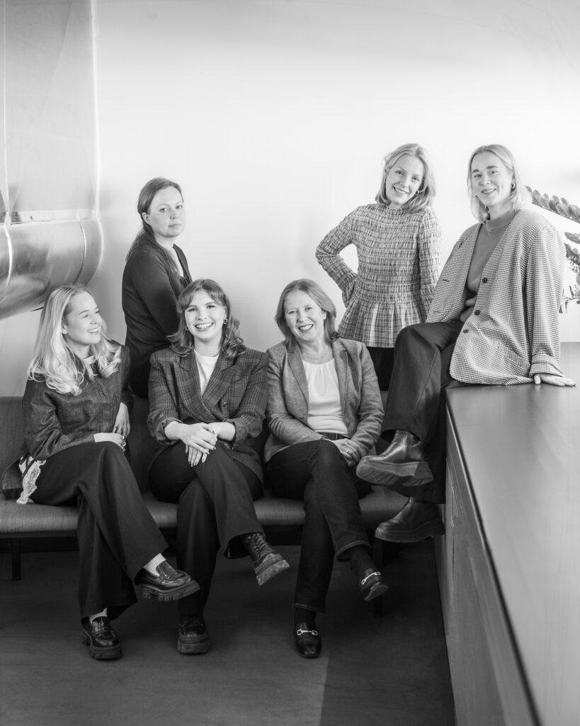 Ahjon työntekijät katsovat toisiinsa.