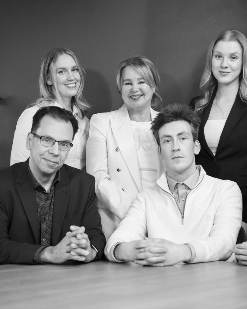 Ahjon työntekijät katsovat suoraan kameraan.