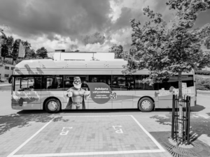 Kuvassa on vetybussi.