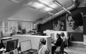 Ahjolaiset uudessa toimistossa.