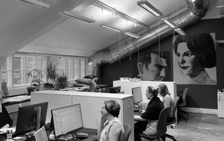 Ahjolaiset uudessa toimistossa.