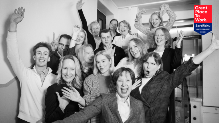 Vaihtoehtokuvaus: Ahjolaiset ryhmäkuvassa.